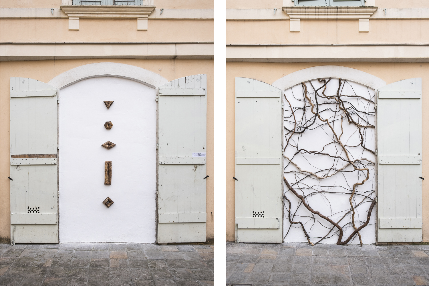 Photographie de deux ouvertures de la même façade emmurées et peintes en blanc encore encadrées de leurs volets, avec des entrelacements de racines qui traversent l'ensemble de l'une des anciennes ouvertures alors que cinq pièces en bois d'orme sont présentées alignées à la verticale au centre pour l'autre.