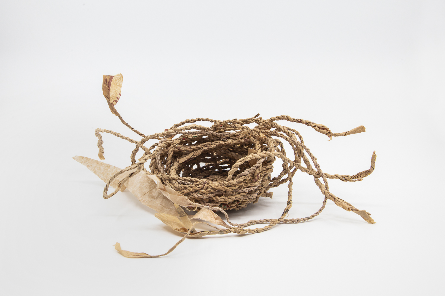 Photographie sur fond blanc d'un panier fabriqué avec de la ficelle en papier kraft.